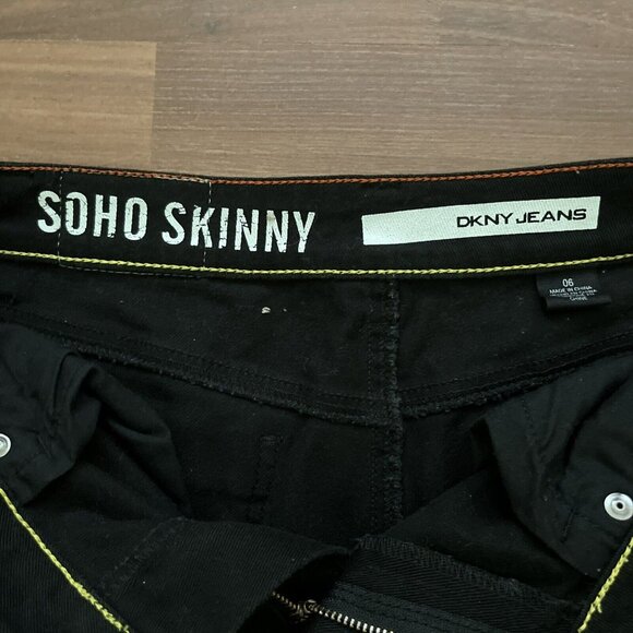 DKNY Women’s Jeans Soho Skinny Black Denim Mid Rise 6 Button Up. - Picture 2 of 5